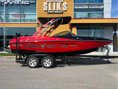 Malibu MXZ 20 2013 Longeur / Length : 20’ Largeur / Beam : 98’’ Capacité / Capacity : 11 Moteur / En...