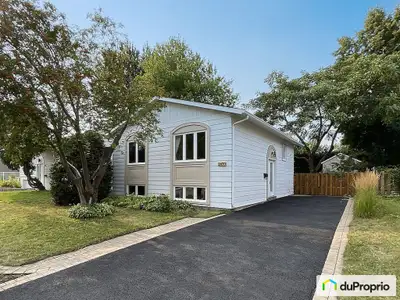 Découvrez un espace de vie exceptionnellement paisible, situé dans un secteur recherché de Longueuil...