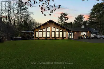 Flooring: Hardwood, Flooring: Ceramic, Sprawling 2500 sq.ft slab on grade, waterfront home on the se...