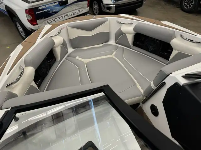 2025 Supreme S220 NOUVEAUTÉ 2025 in Powerboats & Motorboats in Granby - Image 4