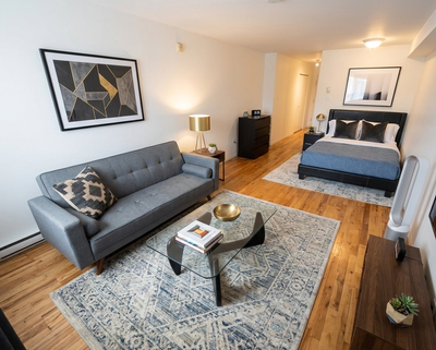 Au 3660 boulevard Rosemont, nous avons un beau 2 1/2 à louer pour le 1er mai . Situé au 3e étage(der...