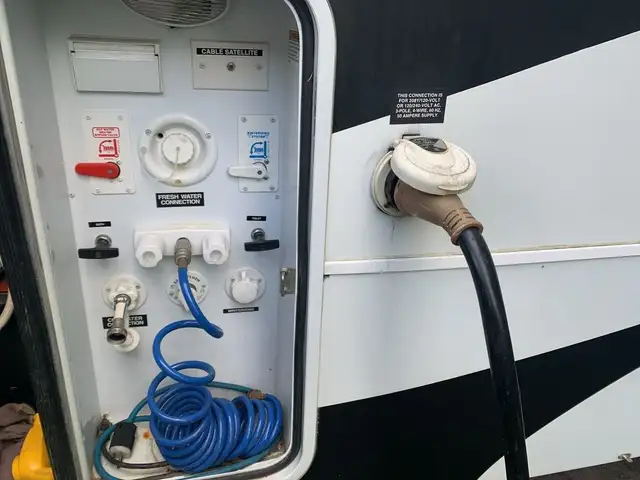 2014 Dutchmen Voltage V3200 TOY HAULER 36' OAL 10'GARAGE in Cargo & Utility Trailers in Guelph - Image 16