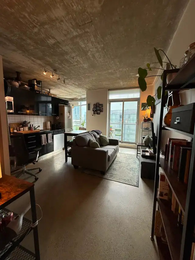 High-Ceiling Loft with Natural Light in Queen West in Long Term Rentals in City of Toronto - Image 8