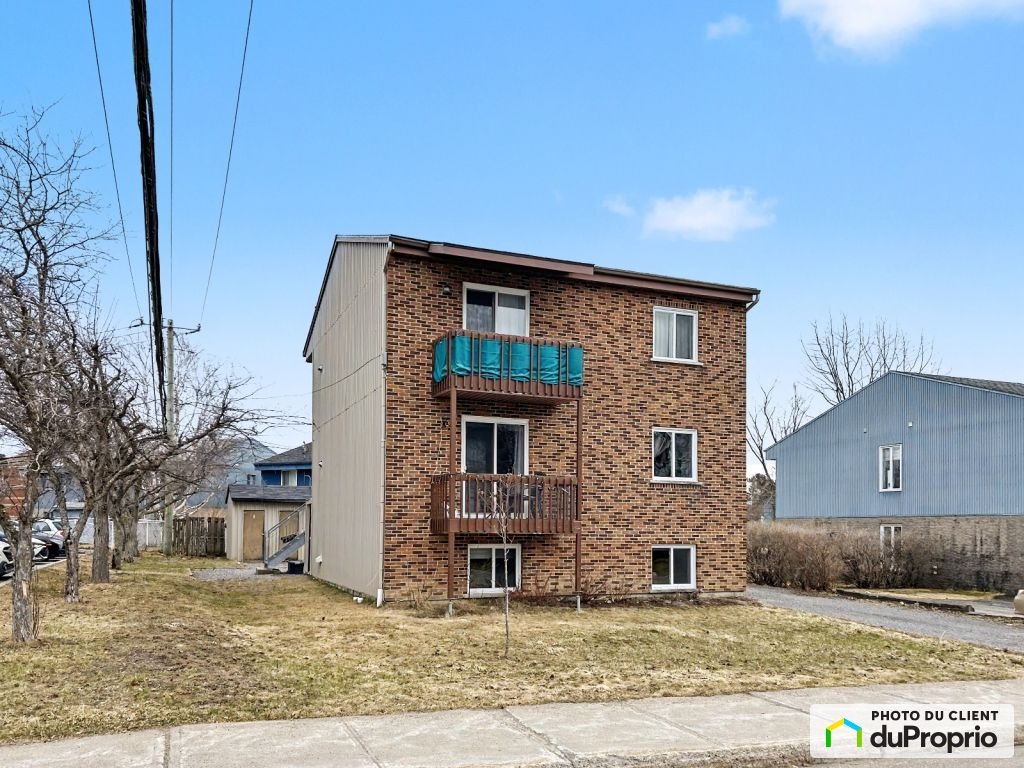 $598,000 - Triplex for sale in St-Augustin-De-Desmaures — photo 1