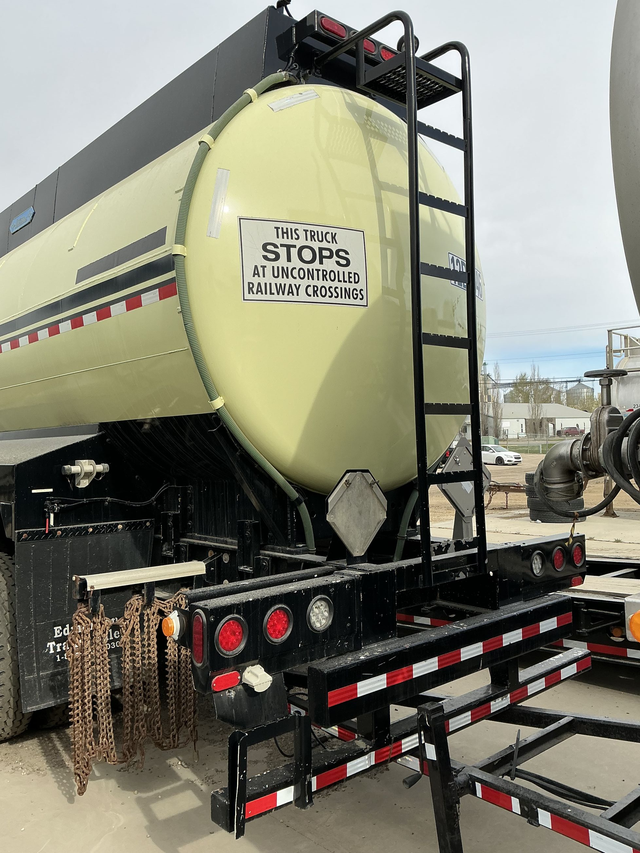 Tank Trailer in Heavy Equipment in St. Albert - Image 5