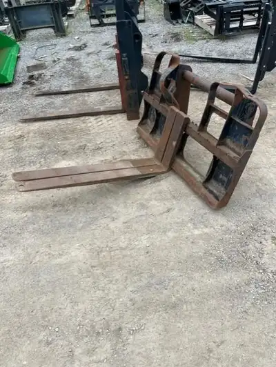 Used Bobcat Pallet Forks 44in. for TL723V723 BOBCAT