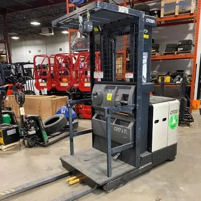 2010 CROWN SP3505 Electric Narrow Aisle Forklift Capacity: 3,000 Lift Height: 195 (in) Mast Type: Tr...