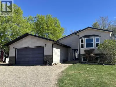 Quiet cul-de-sac living backing onto Lone Wolf Golf Club with views over a farmer's field and the Ta...