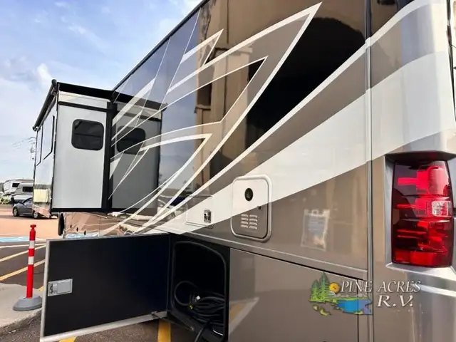 2022 Thor Motor Coach Challenger 35MQ only 6,310 Miles in RVs & Motorhomes in Moncton - Image 64