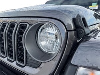 This 2026 JEEP GLADIATOR SPORT 4X4 has the following options Cloth Low-Back Bucket Seats, Remote Sta... (image 9)