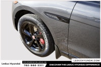 2022 Jaguar F-PACE P250 S Experience the Jaguar F-PACE P250 S with only 28004 km on the odometer. Fi... (image 6)