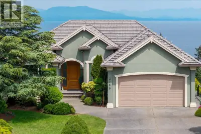 Originally built by Dennis Gauthier, this home occupies one of the finest lots on Glen Oaks Drive, i...