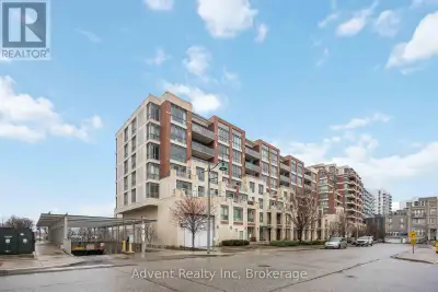 Located in the heart of Downtown Markham, this well-maintained 1+den unit features 9-foot ceilings,...