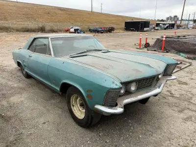 1964 Buick riviera project 425 nailhead ( needs rebuild and assembly ) Rust free body Been stored in...