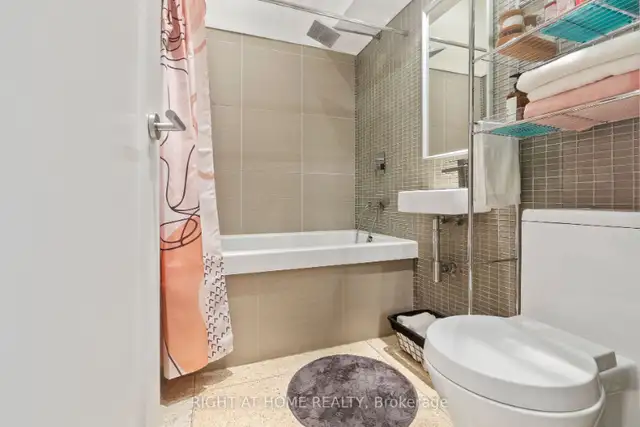 Ground Floor Live/Work Downtown Hard Loft in Condos for Sale in City of Toronto - Image 5