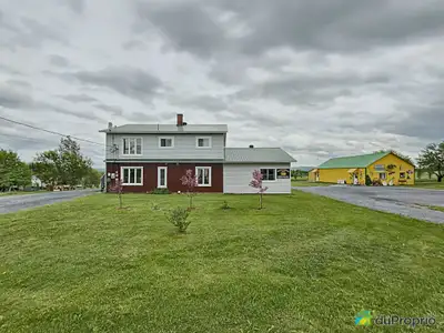 Nouveauté! 53 000 pieds carrés de terrain. Maison bigénérationnel, 4 chambres à coucher avec Duplex...