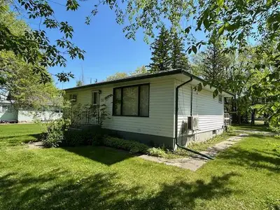 R34//Baldur/Great Starter, Retirement, or revenue home. Fabulous location.....close to hospital, sch...