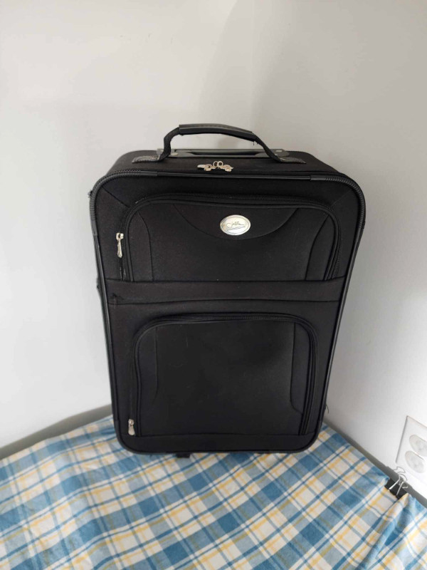 Luggage, 20"x15"x8", on wheels, Retractable push button locking in Other in Pembroke