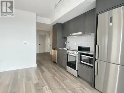 Welcome to this stunning 1 year New 1+Den corner unit in the prestigious Festival Condominiums by Me...