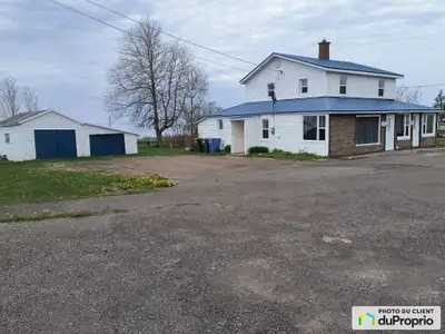 Maison à vendre à Caplan, très bien située, face à la mer dans le secteur de la baie des chaleurs en...