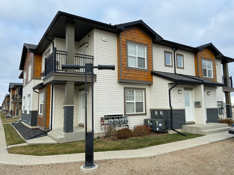 Willowgrove High End 2 Bedroom Townhouse Style Condo! 1206 Long