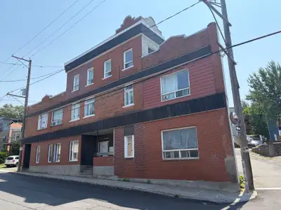 418-655-8281 À voir au 20 rue Saint-Joseph, à Lévis, superbe grand 3 1/2, entièrement meublé !! Loge...