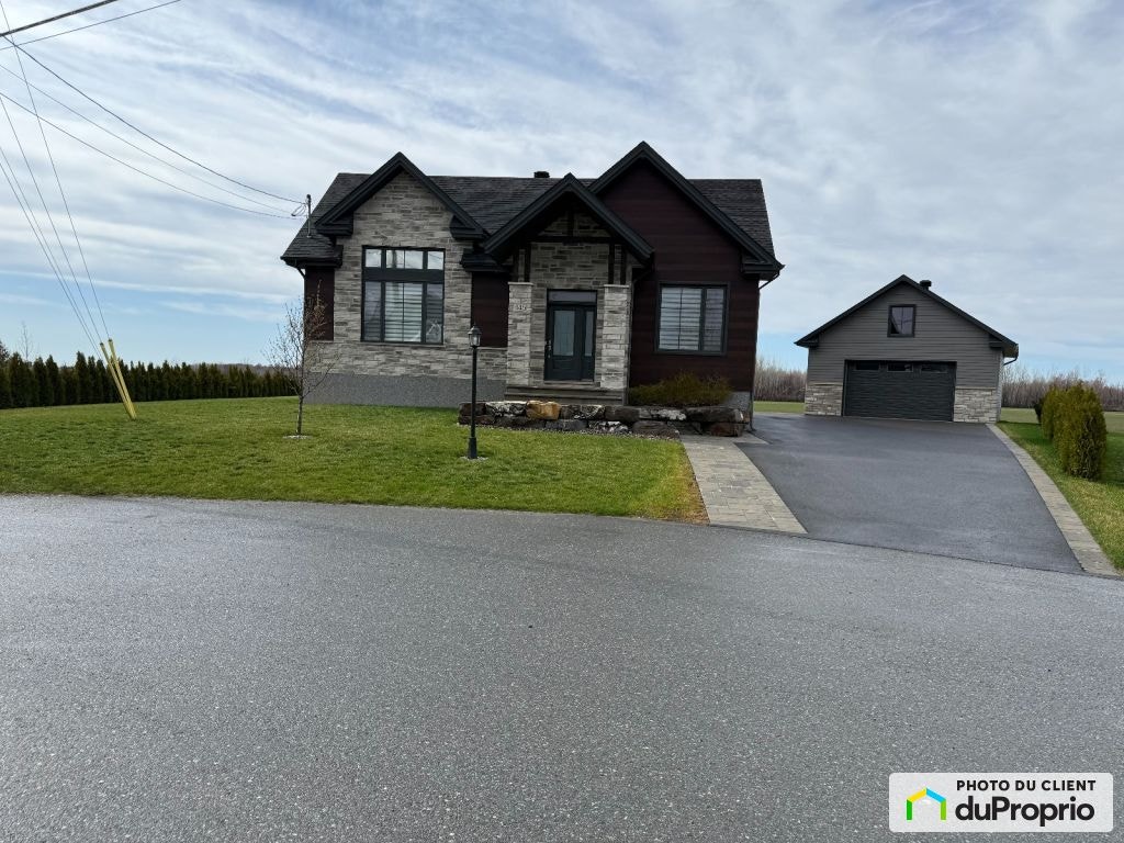 $875,000 - Bungalow for sale in St-Liboire — photo 1