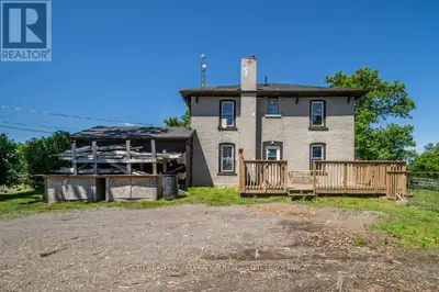 This 1,425 sq ft, two-story home, built in 1860, is located on a 10-acre lot on Goodyear Rd, just ou...