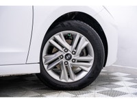 La Hyundai Elantra 2020 se distingue dans le segment des berlines compactes grâce à son design sophi... (image 3)