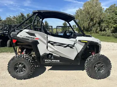 Engine Type: Parallel Twin Displacement: 60.9 cu. in. (999 cc) Bore and Stroke: Bore: 3.66 in. (93 m...