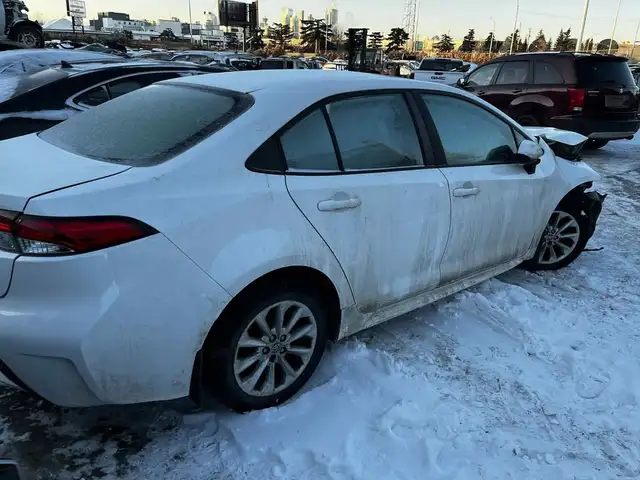 2021 Toyota Corolla LE For Parts Only in Auto Body Parts in Calgary - Image 3