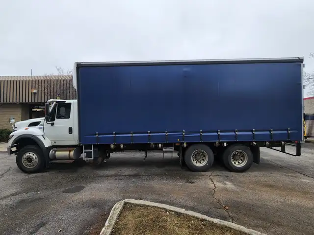 2015 International 7500 25.5' Curtain Side, Allison Auto, Tandem in Heavy Trucks in Calgary - Image 6