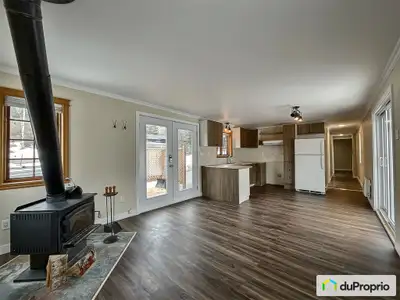 chalet quatre saison localisé à environ une heure de Montréal. Structure solide et bien isolé, le lo...