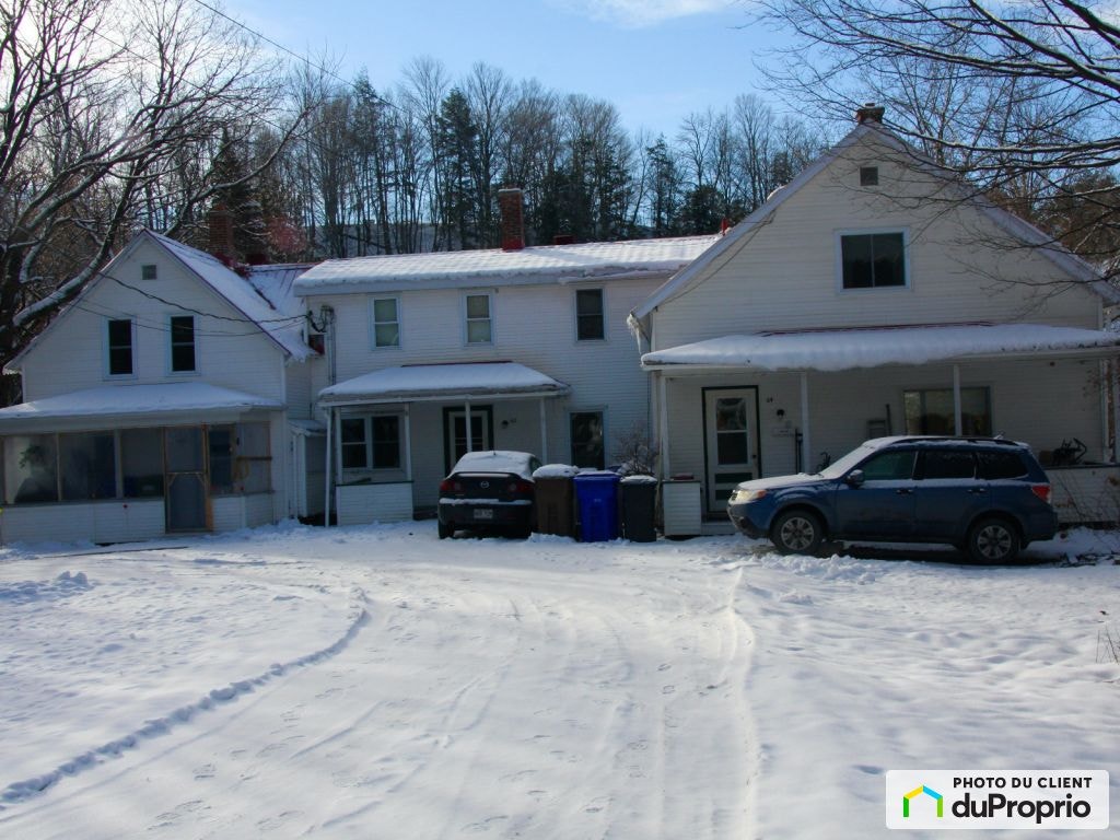 $215,890 - Triplex for sale in Stanstead — photo 1