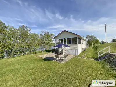 Beau chalet en Mauricie, bord de l'eau. Vendu meublé avec ponton 18 pieds et moteur 25 forces, tract...