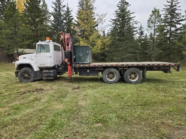 1990 Ford T/A Day Cab Picker Truck L8000 in Heavy Trucks in Calgary - Image 6