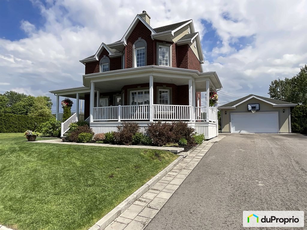 $850,000 - 2 Storey for sale in Chicoutimi (Chicoutimi) — photo 1