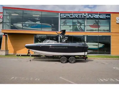 Moomba MAX 2024 Longeur / Length : 22’6” Largeur / Beam : 102’’ Capacité / Capacity : 17 Moteur / En...