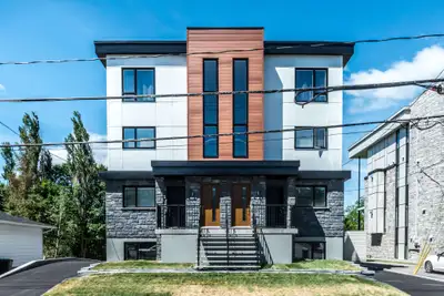 Beau 5 1/2 sur 2 étages à louer à Cap-Rouge climatiseur inclus stationnement (1) d'inclus 3 chambres...