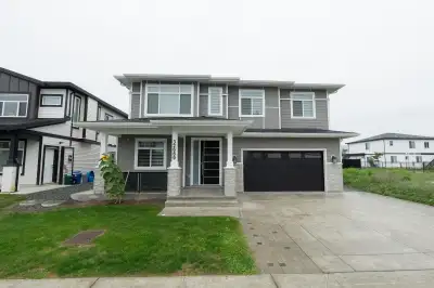 Very nicely built, beautiful family home located in a family friendly neighborhood. Features 7 bedro...