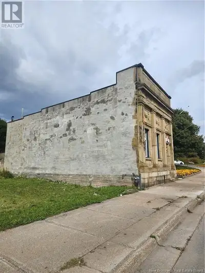 $2500 PER MONTH LEASE AVAILABLE. 3000 sq ft on a busy commercial roadway. High visibility and lots o...