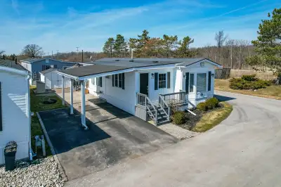FOR SALE - EFFORTLESS EVERYDAY LIVING … This lovely, fully finished, 2 bedroom, 1290 sq ft bungalow...