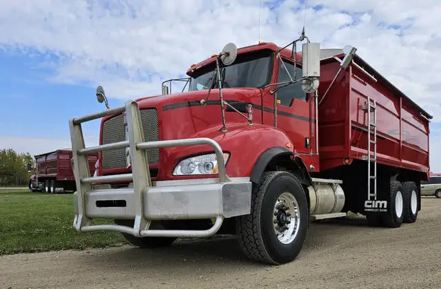 2014 Kenworth T400 Grain Truck in Heavy Trucks in Saskatoon - Image 2
