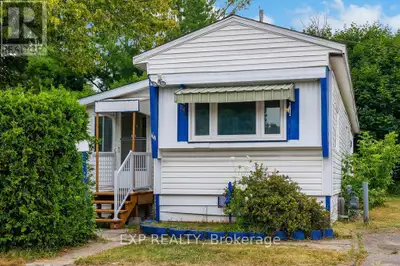 Nestled on a quiet cul de sac on a land lease in Bellwood Park, this mobile home offers a great affo...