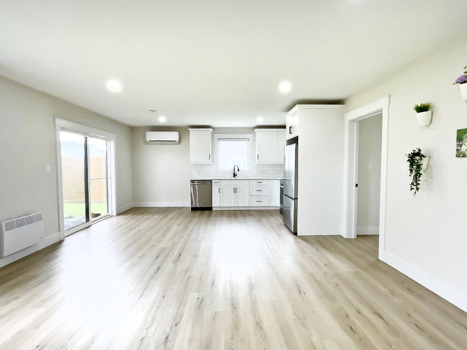CHARLOTTETOWN 2BR GROUND-LEVEL APARTMENT - INCLUDES HEAT! 2