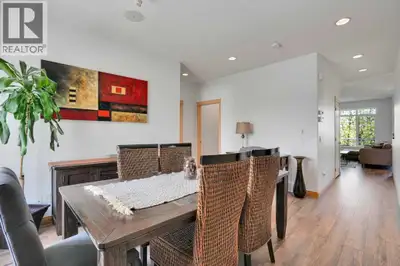 Welcome to this beautiful bungalow-style duplex in the highly desirable community of Discovery Ridge...