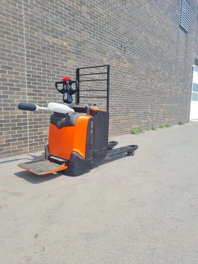 2017 BT ELECTRIC RIDE-ON PALLETJACK FORKLIFT 4500LBS CAPACITY in Heavy Equipment in Mississauga / Peel Region - Image 3