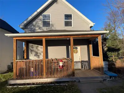 R36//Carberry/Presenting an excellent opportunity for a starter home or investment property, this de...