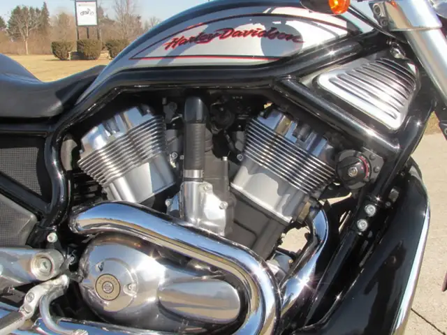 2006 Harley-Davidson VRSC R Street Rod in Street, Cruisers & Choppers in Leamington - Image 11