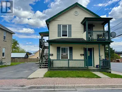 Well maintained duplex with upper level unit to be VACANT end of May! Projected market value rent ap...